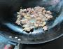 干萝卜丁炒鸡腿的做法图解3