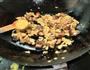 萝卜干炒腊鸡腿的做法图解6