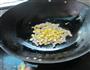 青椒甜玉米炒熟的做法图解3