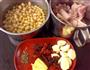 花生黄豆焖猪尾的做法图解1