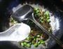梅干菜炒毛豆的做法图解8