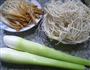 黄金针菇茭白炒面的做法图解1