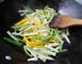 苦瓜炒藕条的做法图解7