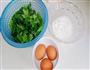 芹菜叶鸡蛋饼的做法图解1
