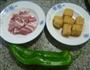 青椒油豆腐炒五花肉的做法图解1
