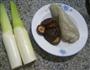 香菇茭白炒面筋的做法图解1
