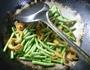 面筋炒带豆的做法图解6
