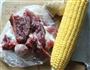 玉米筒骨汤的做法图解1
