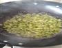 香肠炒毛豆的做法图解1