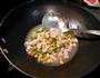 虾仁玉米青豆盖浇饭的做法图解6