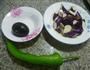 青椒皮蛋炒茄子的做法图解1