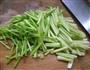 芹菜炒莲藕的做法图解3