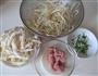 豆芽鲜鲜菇肉丝的做法图解1