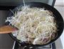 豆芽鲜鲜菇肉丝的做法图解6