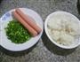 韭菜花火腿肠炒饭的做法图解1