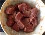 黑蒜子牛肉粒的做法图解1
