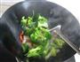 西兰花炒肉的做法图解7