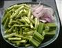 芦笋秋葵炒洋葱的做法图解2