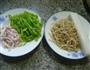 青椒肉丝年糕炒面的做法图解1