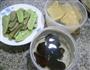 肉皮黑木耳炒扁豆的做法图解1