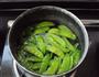 荷兰豆炒腊肠的做法图解2