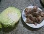 圆白菜肉骨汤的做法图解1