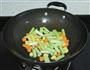 白果西芹炒胡萝卜的做法图解5
