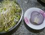 紫洋葱炒黄豆芽的做法图解1