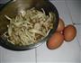 蟹味菇炒鸡蛋的做法图解1