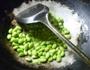 毛豆炒盘菜的做法图解4