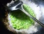 毛豆炒盘菜的做法图解6