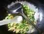 毛豆炒盘菜的做法图解8