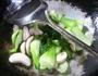 蘑菇炒青菜的做法图解7