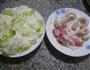 五花肉蘑菇炒圆白菜的做法图解1