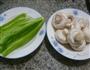 青椒炒蘑菇的做法图解1