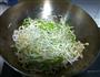 绿豆芽炒肉的做法图解7