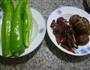 花菇酱肉炒尖椒的做法图解1