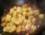 土豆烧肥肠的做法图解4
