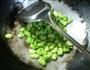 榨菜蘑菇炒蚕豆的做法图解3
