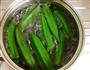 蒜蓉虾酱蘸秋葵的做法图解3