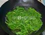 豌豆苗拌核桃仁的做法图解2
