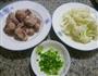 葱香花菜排骨的做法图解1