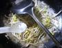 葱香肉末炒黄豆芽的做法图解6