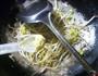 葱香肉末炒黄豆芽的做法图解7