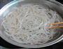 胖鱼头煮粉丝的做法图解1