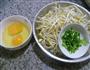 鸡蛋炒黄豆芽的做法图解1
