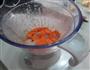 红萝卜鱼泥饺子的做法图解2
