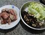 香菇圆白菜煮腊鸡腿的做法图解1
