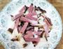 红萝卜丁炒腊肉的做法图解3