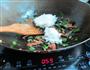 香肠豆角炒饭的做法图解6
